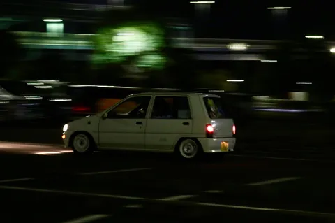 夜を駆ける街灯の残像