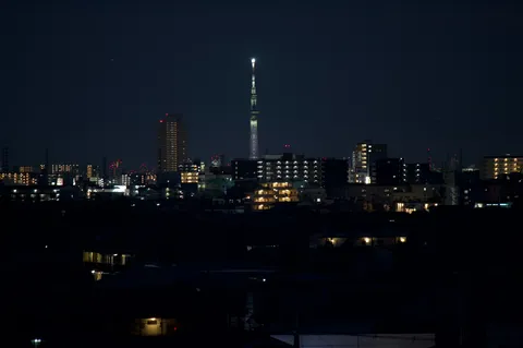 夜景にそびえるタワーの光