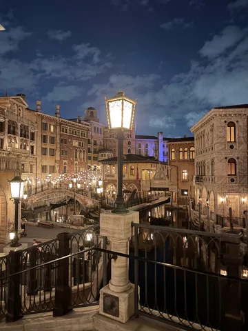 夢見るような運河の夜景