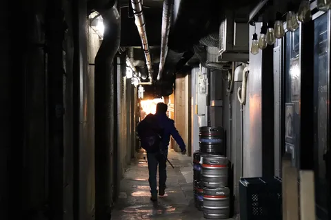 闇夜の路地を抜けて