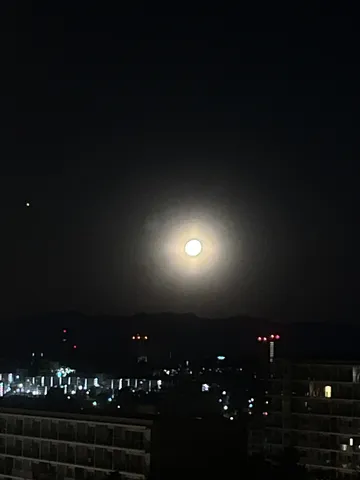 月明かりと街の灯り