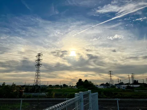 夕景と送電線の静けさ