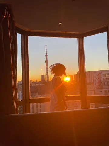 夕映えに浮かぶ窓辺