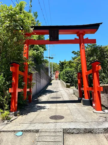 赤い鳥居と夏の坂道
