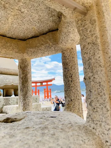 石の窓から望む赤い鳥居