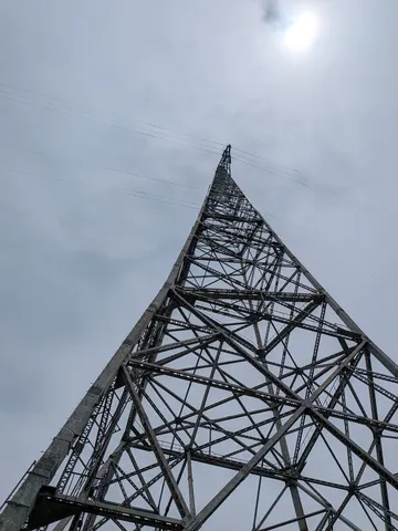 見上げる巨大な鉄塔