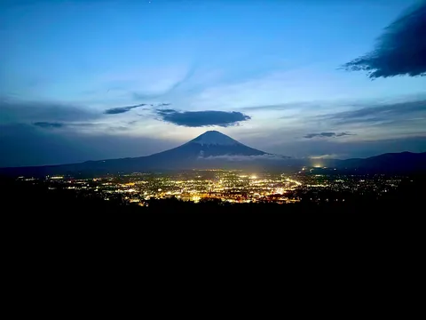 夜景と富士山の幻想的な競演