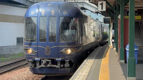雨上がり、駅に佇む青い列車