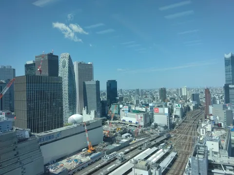 東京の都市景観、高層ビル群と鉄道