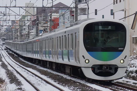 「回送」表示もクールな雪中列車