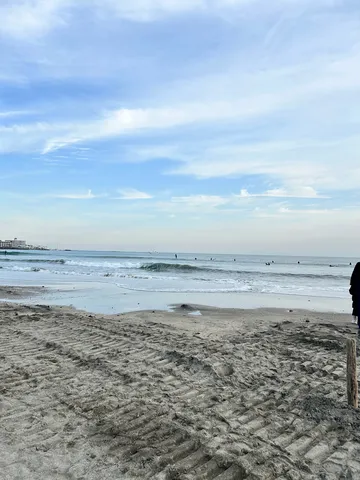 広がる砂浜とゆったりとした海