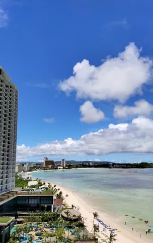 夏雲とリゾートの休日