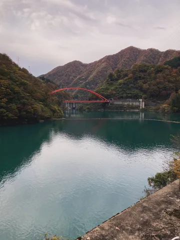 秋色の静かな曲線橋