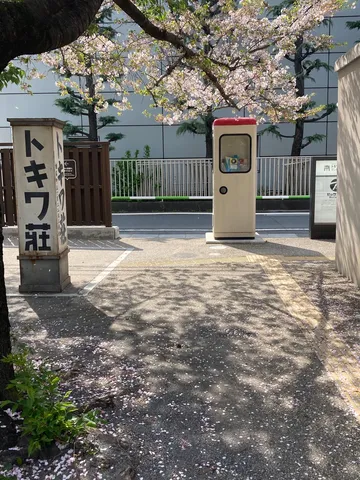 桜吹雪とレトロな街角