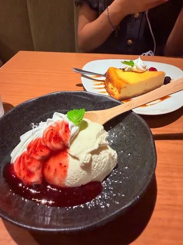 魅惑のベリーソース、濃厚チーズケーキ