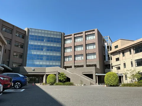 現代建築と青空のコントラスト