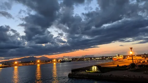 夕映えの空と波間にきらめく光