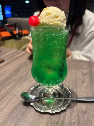 緑の泡とクリームの甘い誘惑