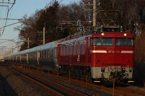 夕陽に染まる、EF81 139号機と鈍行列車