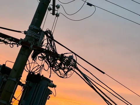 夕暮れの電線、ノイズすらアート