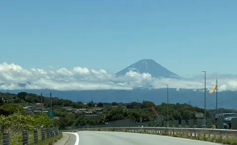 雲間から覗く富士山ロード