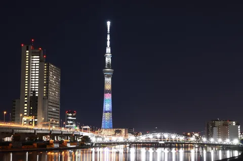 夜空を彩るタワーの光