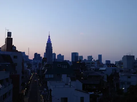薄明に灯る都会の息吹