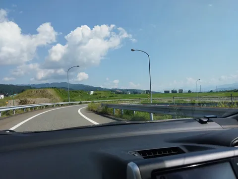 夏の道、風と雲と田園