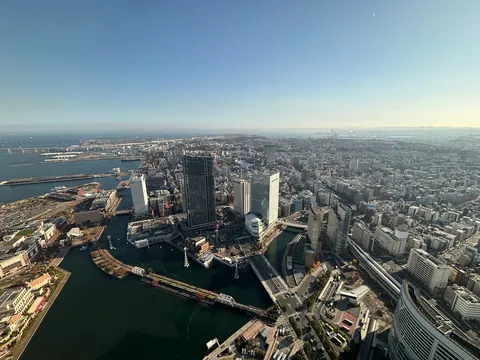港と高層ビルの大パノラマ