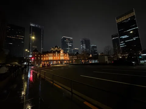 雨夜の灯と赤煉瓦駅