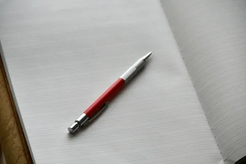 静寂の書斎、赤と銀のコントラスト