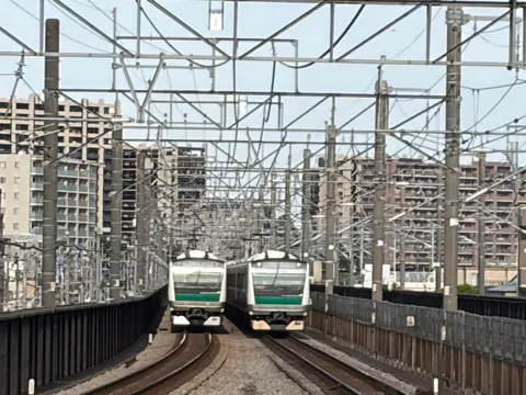 並走する電車の日常風景