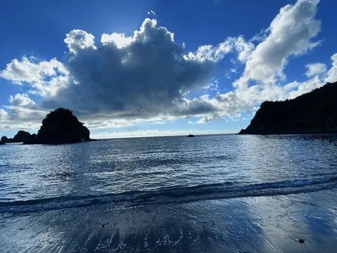 光と影が織りなす神秘的な海の景色