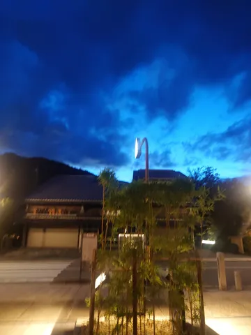 青い空とMの影