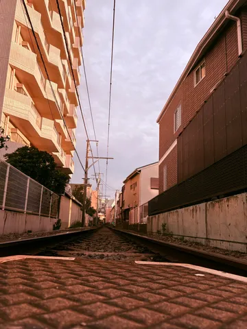 線路が誘う、夕暮れの路地裏