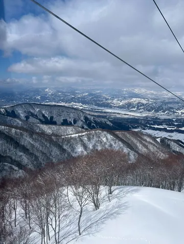 雲海と雪化粧の山々、空からの眺め