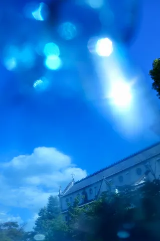 教会も青空もキラキラ、レンズの魔法？