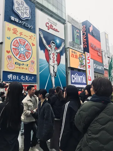 都市の活気を映す看板たち
