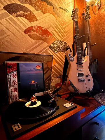 レコードとギター、ノスタルジックな部屋