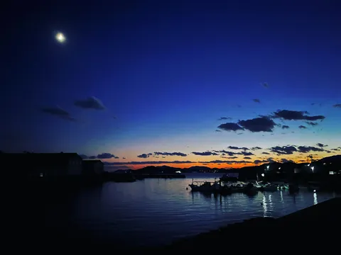 夜明け前の静かな港