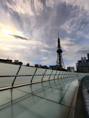 きらめくガラスの空映し
