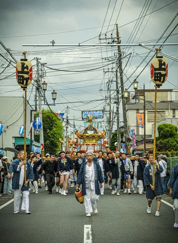 祭りの熱気、電線が彩る空