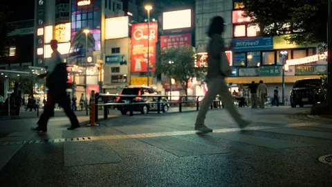 ネオンの街を駆ける人影