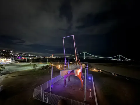 夜景に浮かぶ芸術と大橋