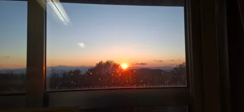 窓辺に映る、夕焼けのグラデーション