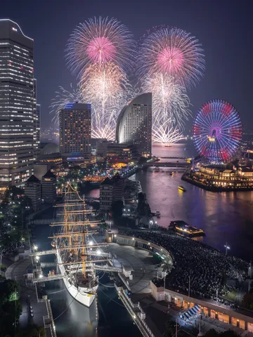 港を染める光の祝祭
