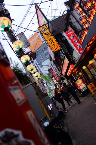 細い路地に灯る夜の色