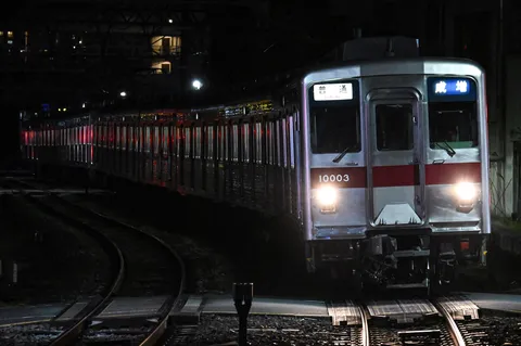夜のカーブを駆ける列車