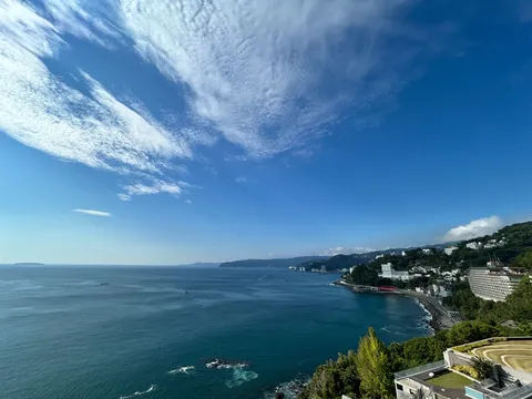 青い海と空、断崖に佇むリゾート