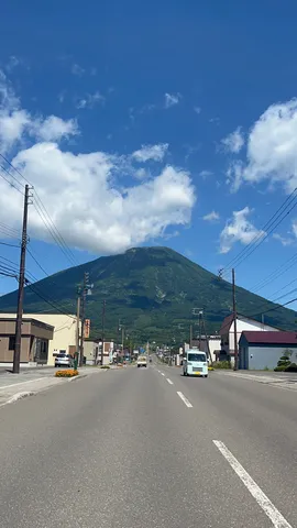 山頂に雲が乗っかる一本道